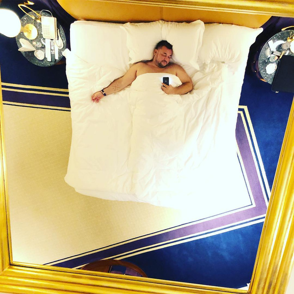 Зеркало, кровать, отель: Егор Крид запустил новый челлендж