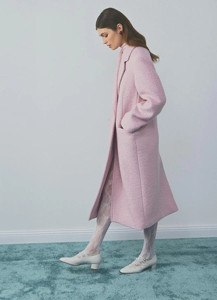 Длинное двубортное пальто из шерсти O’STINПальто длины макси из шерстяной пальтовой ткани с твиловой подкладкой рассчитано на межсезонье: заявленный комфортный диапазон температур от +5 до +15 градусов. Двубортная застежка на пуговицы, втачные длинные рукава и отложной воротник делают модель универсальной для города — ее можно носить и с брюками, и с платьями.