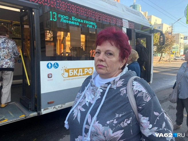 Вера не теряет своего оптимизма, хоть ей и приходится работать охранницей на предприятии, где раньше она занимала руководящую должность | Источник: Дарья Ходосевич / YA62.RU