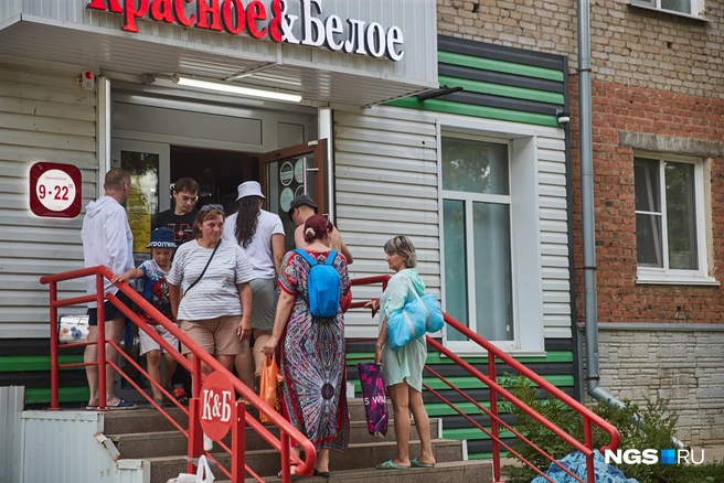 К вечеру в «Красном & Белом» возле пляжа пустые полки | Источник: Александр Ощепков / NGS.RU