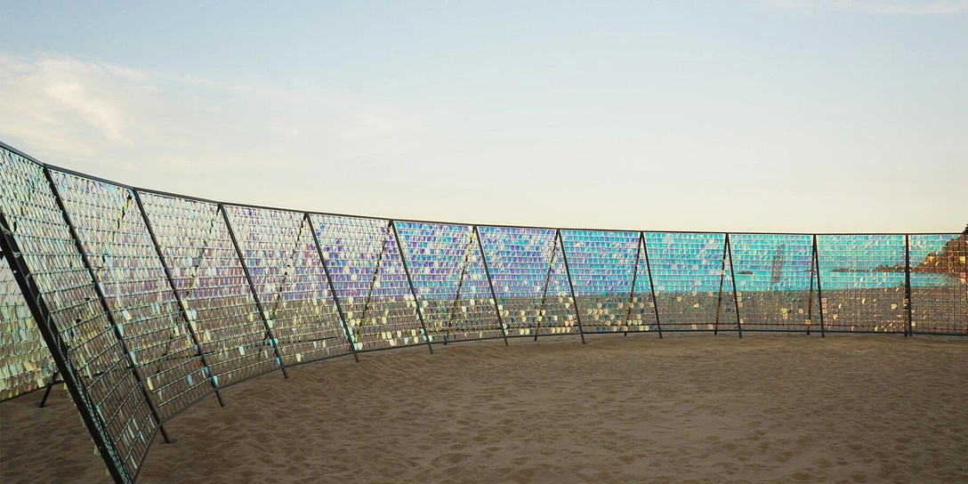 Art Dome: инсталляция на пляже в Южной Корее, имитирующая блики на воде | mcmaison.ru