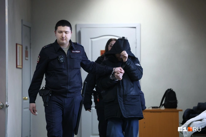 В суде Эдуард прятал лицо от журналистов | Источник: Владислав Лоншаков / E1.RU