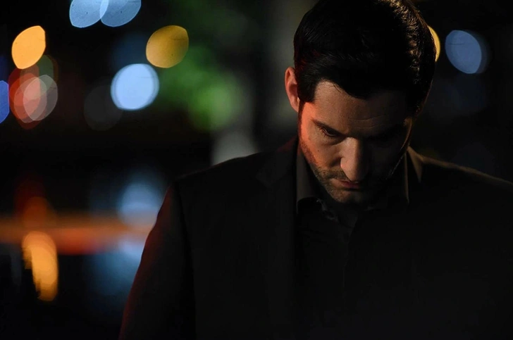 Сериал основан на персонаже издательства DC Comics&nbsp;— Lucifer Morningstar, из серии комиксов «Песочный человек» | Источник: Кадр из сериала «Люцифер»