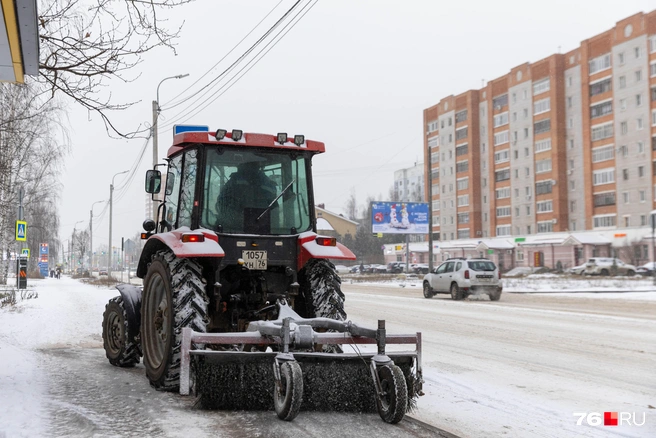 На дорогах города работала спецтехника | Источник: Артем Бауман / 76.RU