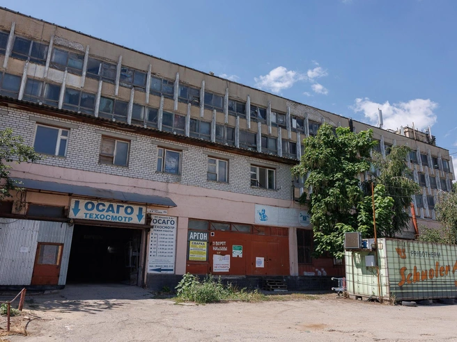 Офис компании «Волгтакс» все еще находится в здании | Источник: Алексей Волхонский / V1.RU