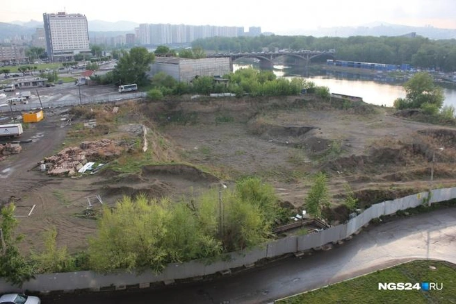 Котлован рядом с Предмостной вырыли ещё четыре года назад — здесь должен был вырасти торговый комплекс | Источник: Мария Антюшева / NGS24.RU