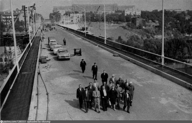 Георгий Коновалов во главе иностранной делегации на мосту, завершающий этап работ. Коновалов&nbsp;— председатель исполкома Ростовского совета депутатов трудящихся с 1961 по 1973 год, почетный гражданин Ростова | Источник: Госкаталог.рф / pastvu.com