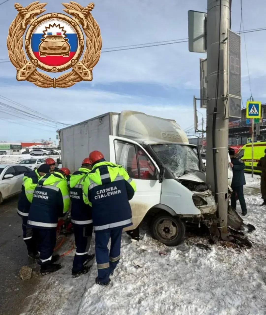 В Ставрополе водитель грузового автомобиля влетел в столб и попал в больницу с травмами