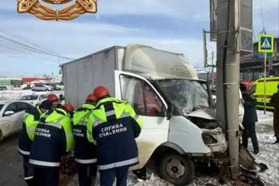 В Ставрополе водитель ГАЗа врезался в опору ЛЭП и получил травмы