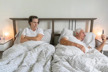 «67-летний муж вернулся ко мне как бомж и на коленях просил прощения, а теперь снова сидит на сайтах знакомств»