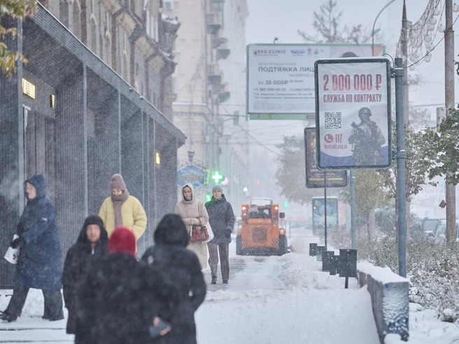 Уборочная техника работает не только на проезжей части, но и на тротуарах. | Источник: Александр Ощепков