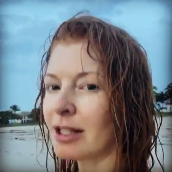 Амалия Мордвинова показала себя без грамма косметики и укладки во время утреннего заплыва в океане