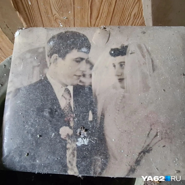 Фотографию хозяев непрошенные гости не тронули и оставили на стоящем в коридоре унитазе | Источник: Светлана Коновалова / YA62.RU