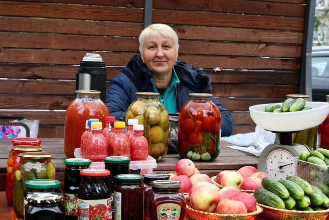 А вот к такому приветливому продавцу хочется возвращаться в любую погоду | Источник: Наталья Зайцева / MGORSK.RU