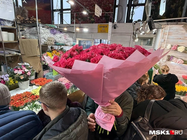 Розы конечно тоже в продаже | Источник: Артём Устюжанин / MSK1.RU