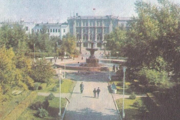 Этот сквер почти не изменился | Источник: Фотоальбом «Омск», 1975 / Pastvu.com