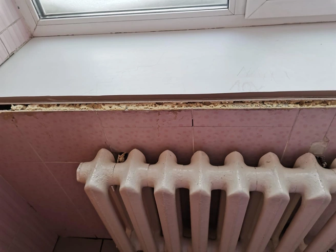 Родители жалуются и на состояние школы, в частности на сломанные подоконники | Источник: Олег Гладков