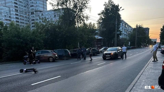 Самокатчика сбили посреди дороги | Источник: читатель E1.RU