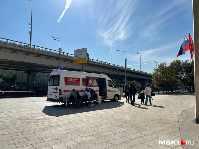 У метро дежурил пункт вакцинации от гриппа | Источник: Римма Багдасарян / MSK1.RU