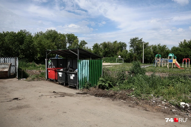 А всего в нескольких метрах&nbsp;— детская площадка. Неудивительно, что она пустует | Источник: Наталья Лапцевич