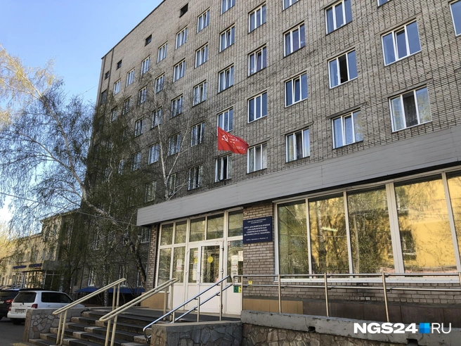 На здании центра спустя 3 дня после 9 Мая всё еще висит Знамя Победы | Источник: Саша Симутина / NGS24.RU