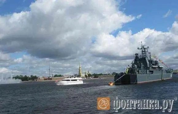 В 2008 году на Неве встали восемь кораблей ВМФ, идея горожанам зашла. | Источник: «Фонтанка.ру»