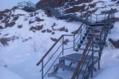 В Териберке появилась безопасная лестница к водопаду