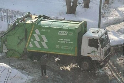 Мусоровоз увяз в снегу при вывозе отходов