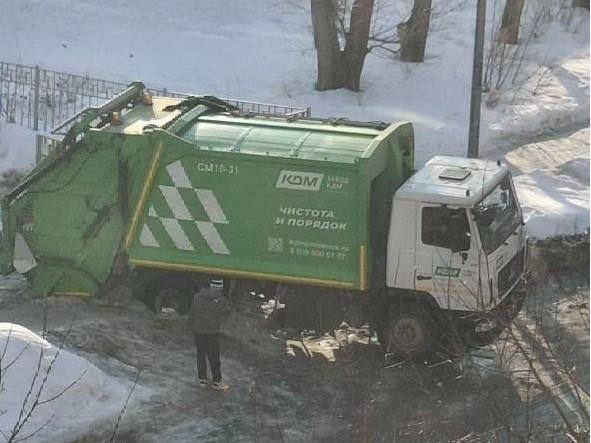 На въезде во двор образовался сугроб после уборки дороги | Источник: читательница E1.RU