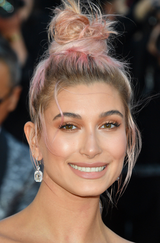 Хейли Болдуин Тональность нежному макияжу модели задал ее стилист ─ звездная девушка Джен Эткинс (@jenatkinhair ─ кстати, она же в Каннах-2018 причесывала Беллу Хадид и Кендалл Дженнер). В мейк-апе Хейли прекрасна перекличка тонированных волос с легкими розово-персиковыми оттенками. Обратите внимание, что тени и помада в макияже не розовые, а нюдовые. Плотной подводки по верхнему (а тем более, по нижнему) веку также не требуется.