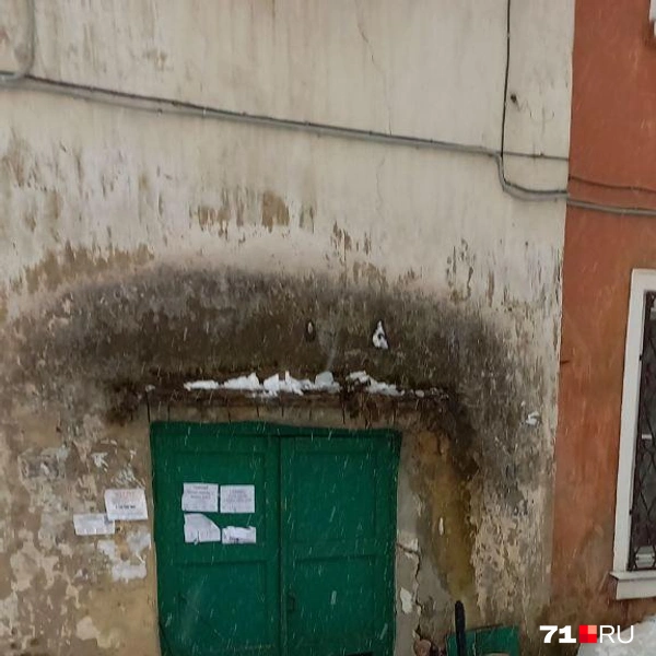 Обратите внимание на уровень снега вокруг — дорожки чистят только сами жильцы, но они не всегда справляются | Источник: Личный архив Марины Николаевны