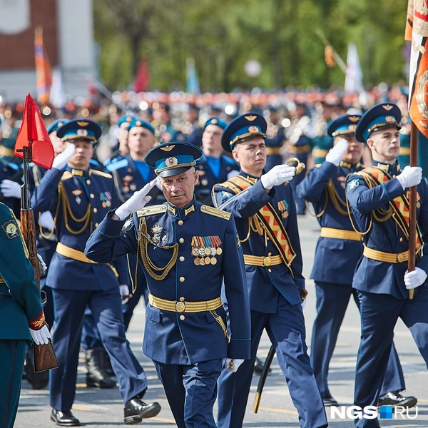 Парад традиционно открыли гимном Российской Федерации | Источник: Александр Ощепков / NGS.RU