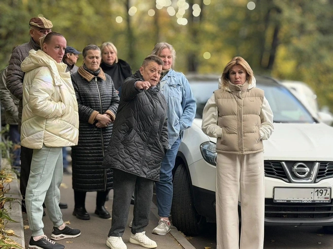 Галина Мокан руководит управой района с 2023 года. На фото она справа — это обход территории с жителями | Источник: Управа района Чертаново Центральное / Vk.ru