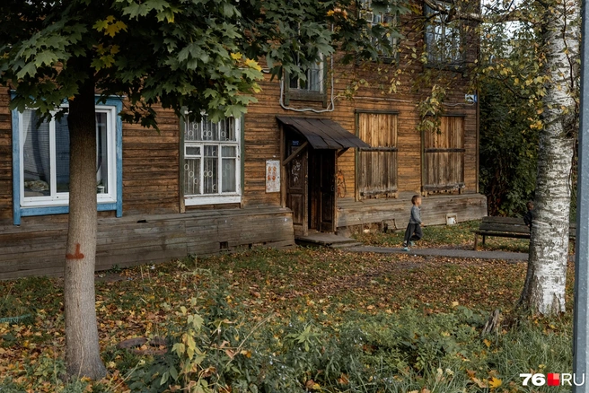 Дети играют на скамейке у дома | Источник: Александр Куренной / 76.RU