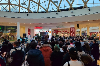 Новосибирцы выстроились за автографами на премьере фильма «Красавица»