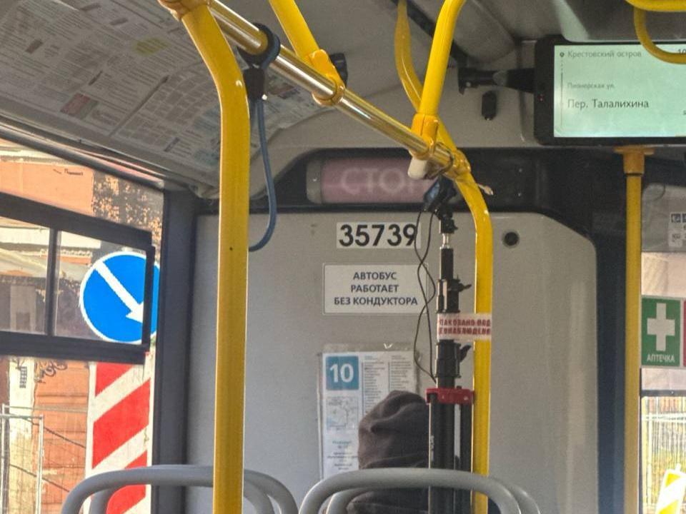 В петербургском автобусе нашли самодельные камеры на скотче