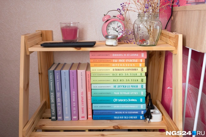Книги разложены по цветам радуги | Источник: Мария Ленц / NGS24.RU