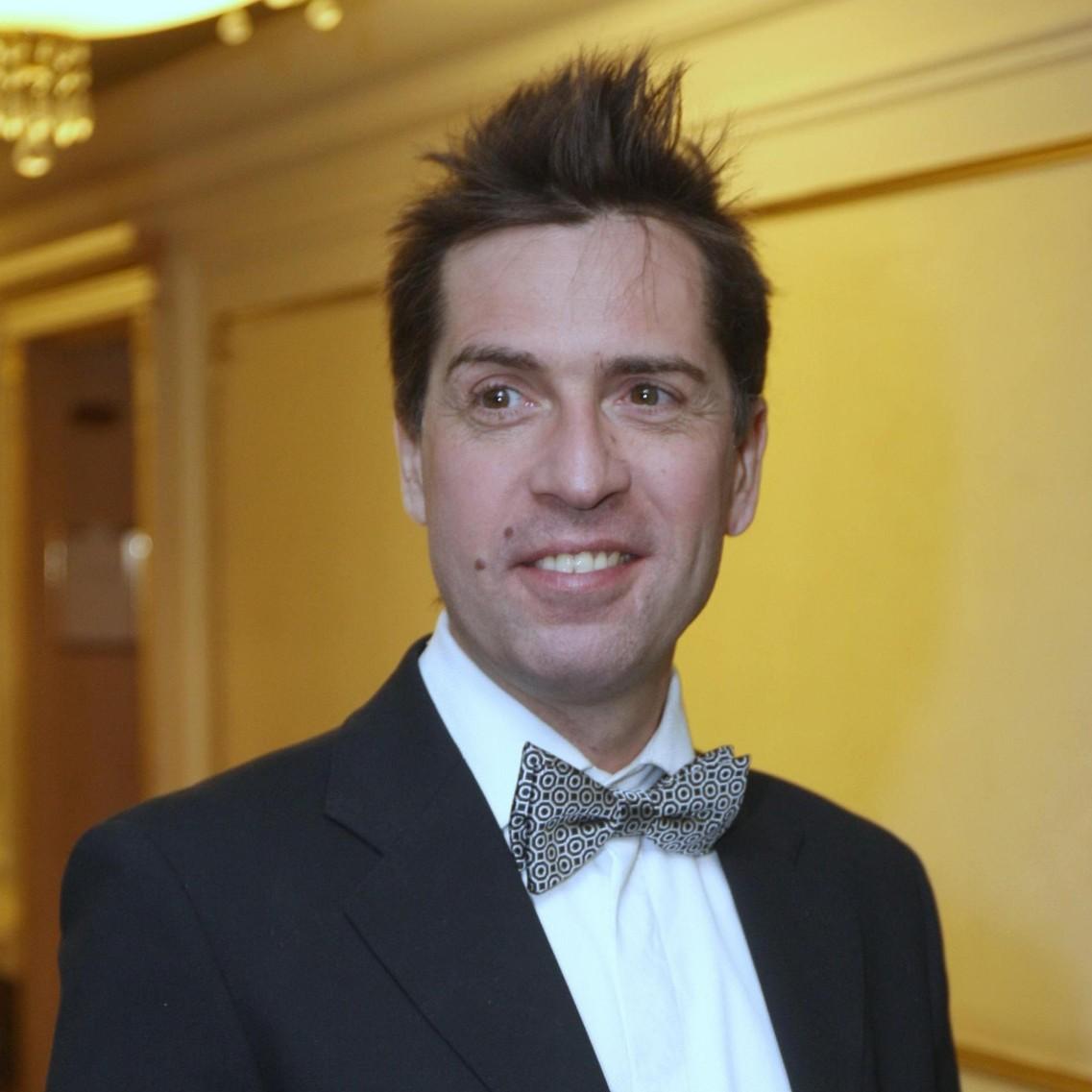 Прижало безденежье? Макс Покровский* зарабатывает на жизнь, выступая в американских кабаках