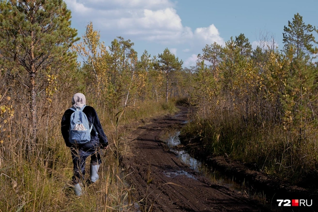 Каждый шаг делаем осторожно. Провалиться в грязь можно неожиданно | Источник: Анастасия Малышкина / 72.RU