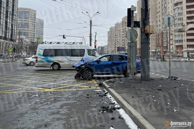 ДТП с каршерингом четвёртый час тормозит Коломяжский проспект. Без пострадавших не обошлось | Источник: «Фонтанка.ру»