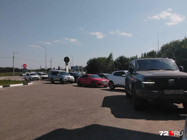 Очередь на заправку в Сростках | Источник: Алена Бучельникова
