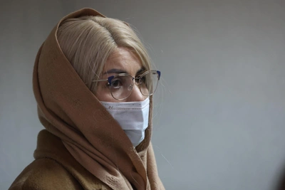 Жена хозяина рабочего дома рассказала об избиении при ребенке