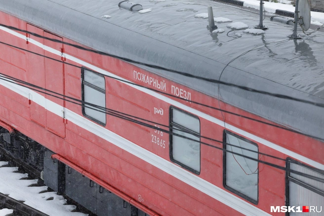 Пожарный поезд прибыл на место тушения крупного пожара в Москве | Источник: Дмитрий Толстошеев / MSK1.RU