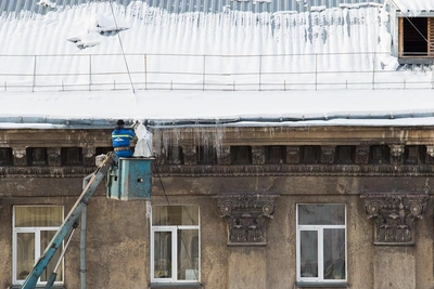 Крыши Новосибирска очистят от снега минимум дважды