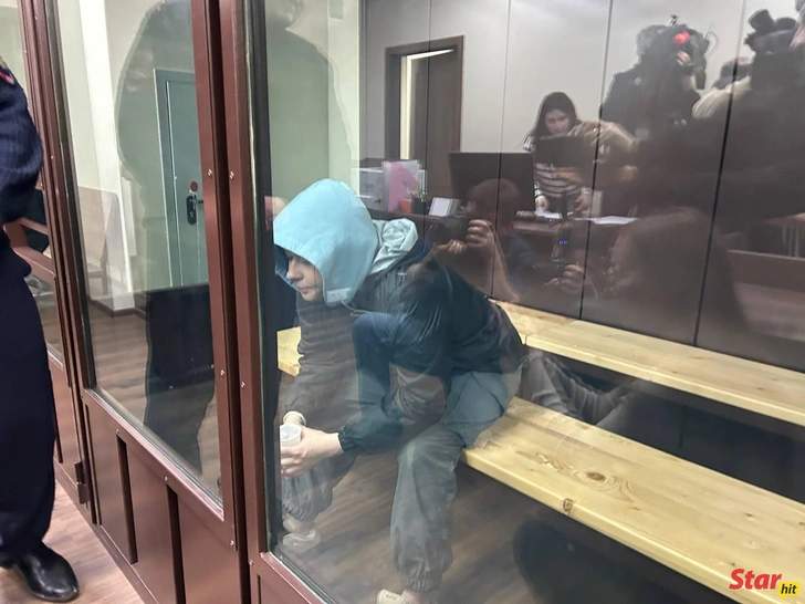 Цуцкова не обращала внимания на журналистов вокруг, которые задавали ей вопросы об убитом сыне