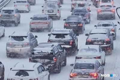 Snow buries road, 15-km traffic jam on M-4