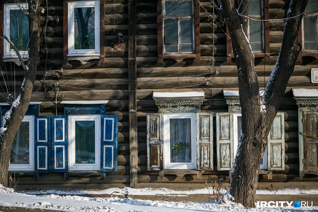 Правую половину так и хочется обновить, потому что за облупившейся краской прячутся красивые узоры | Источник: Ксения Филимонова / «ИрСити»