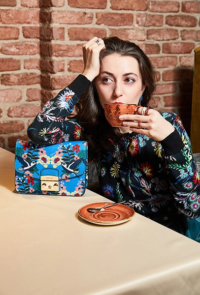 Кардиган Pinko; юбка LittleDrama by N&C; сумка Furla; кольца Monsieur Lunatique