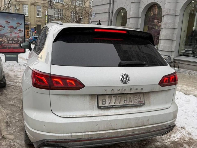 Вероятно, владелец рассчитывает, что «счастливый» номер защитит его от штрафа за неправильную парковку. | Источник: Читатель НГС