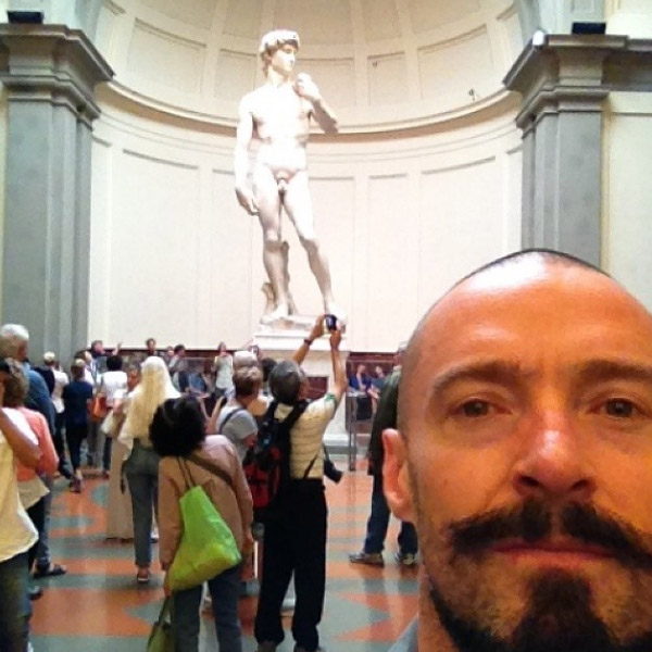Хью Джекман на фоне скульптуры Микеланджело